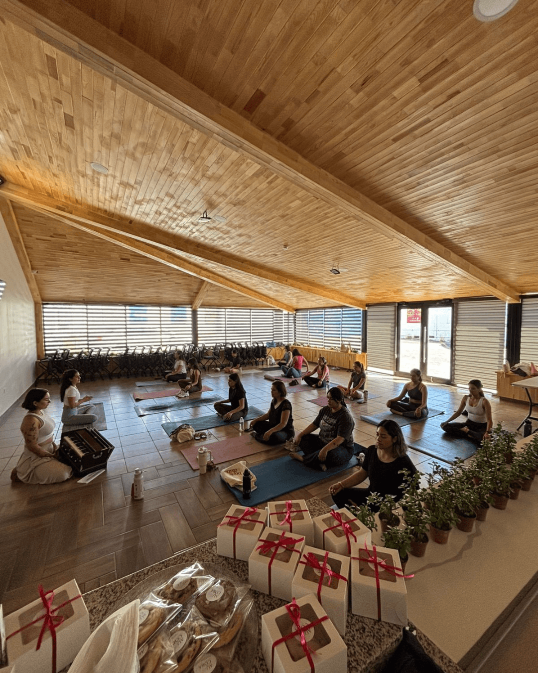 Sesión de meditación guiada del evento slow morning, participantes sentadas en tapetes