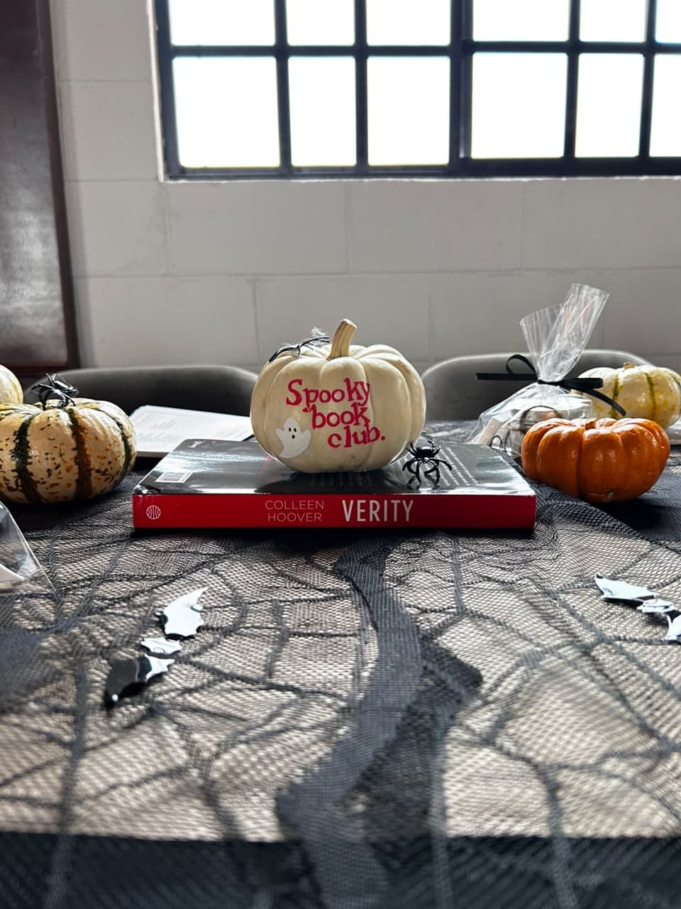 Calabaza Spooky book club sobre el libro Verity