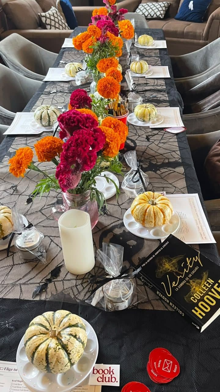 Mesa larga de la edición de octubre con flores, calabazas y Verity